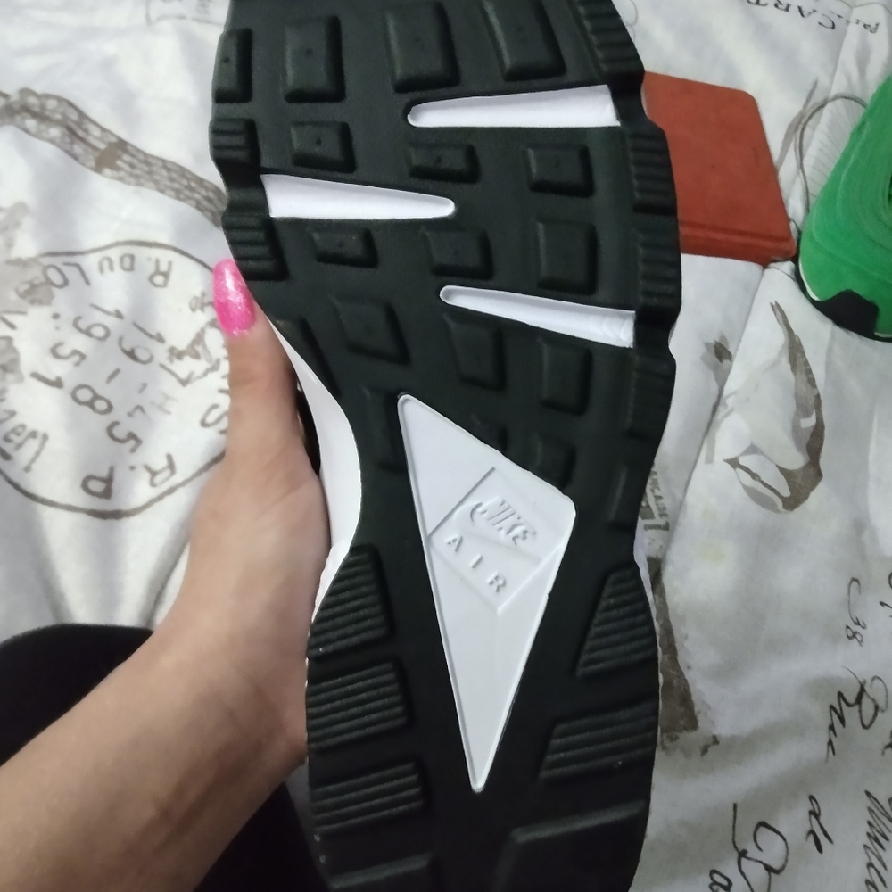 Left Nike - Picture 3 of 3